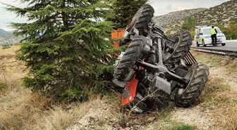 Burdur Çavdır'da kontrolden çıkan traktör şarampole devrilince sürücü yaralandı