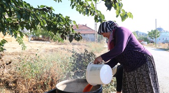 Burdur Yassıgüme'de üzümler 7-8 saat kaynatılarak geleneksel pekmez yapılıyor