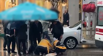 Bursa'da otomobil çarptı, sürücü kaçtı; yaralı yaya şemsiye altında korundu