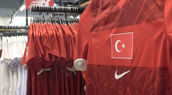 Bursa'da Türkiye-İtalya maçı öncesi Bursastore'da milli formalara ilgi arttı