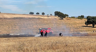 Çanakkale'de Esenler Mahallesi Karacaören mevkisinde otluk yangını itfaiye söndürdü