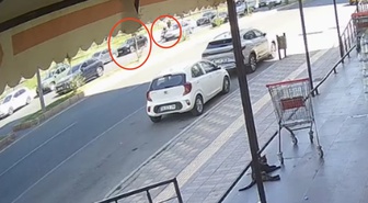 Diyarbakır'da ölüm getiren kapı! Motosikletli yola savruldu, üzerinden kamyonet geçti