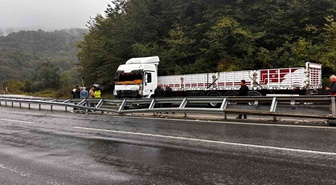 Düzce Akçakoca Karayolu'nda makaslayan tır yolu kapatınca trafik kilitlendi