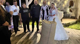 Düğünde altın beklerken çuval geldi! Düzce'de damada bir çuval fındık taktılar