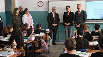 Edirne Valisi Sezer, Mehmet Ruşen Erkurt Ortaokulunda öğrencilerle buluştu