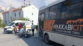 Erzincan'ın Geçit Mahallesi'nde midibüs ile motosiklet çarpıştı, sürücü yaralandı.