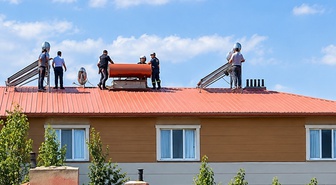 Erzincan Tercan'da bunalımdaki kişi apartman çatısında ikna edilerek indirildi
