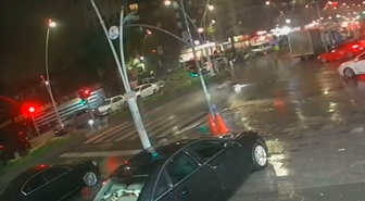 Esenler'de kayan motosiklet kamyonetin altına girdi, sürücü hafif yaralandı