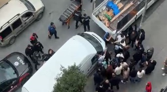 Esenyurt'ta darp edildiği öne sürülen kişinin evinde kavga çıktı, polise direnildi