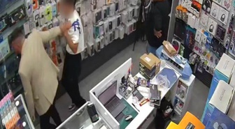 Eskişehir'de 'Abi kapıyı tut' deyip dükkana sığındı! 15 yaşındaki çocuk saklandığı raftan çıkarılıp darp edildi