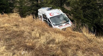 Eskişehir'de hasta nakli yapan ambulans yoldan çıktı, 4 kişi yaralandı