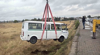 Eskişehir'de otomobil ile minibüs çarpıştı, minibüs tarlaya uçtu, 1 kişi yaralandı