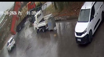 Eskişehir Odunpazarı'nda damperi açık kamyon sanayi sitesi giriş kapısını yıktı