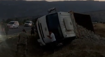 Hakkari Derecik'te freni boşalan kum yüklü kamyonet devrildi, sürücü yaralandı