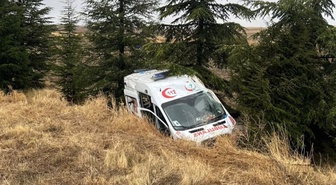 Han'dan Eskişehir'e hasta taşıyan ambulans kaza geçirdi, 3 yaralıdan 1'i ağır