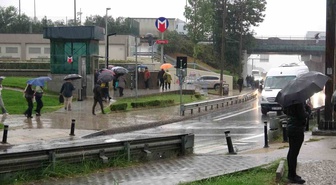 İstanbul Anadolu Yakası'nda yağış sürdü, ana arterlerde trafik yoğunlaştı