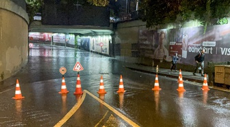İstanbul'da sağanak nedeniyle su basan Zincirlikuyu alt geçidi trafiğe kapatıldı
