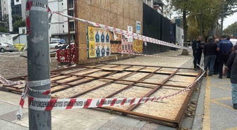 Kadıköy Bağdat Caddesi'nde şantiye panosu devrildi, 2 vatandaş hafif yaralandı
