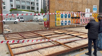 Kadıköy Bağdat Caddesi'nde şantiye perdesinin bölümü devrildi, 2 kadın yaralandı