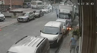Kağıthane'de yer altı kabloları alev aldı! Sürücü aracını çekerken patlama anı kamerada