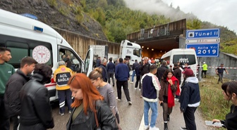 Karabük yolunda TIR ile minibüs çarpıştı, minibüs sürücüsü öldü, 11 kişi yaralandı