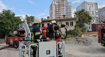 Kayseri Kocasinan'da metruk evin çatısındaki yangın itfaiye ekiplerince söndürüldü