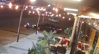 Kayseri Kocasinan'da motosiklet sürücüsü, yol veren otomobile çarparak yaralandı