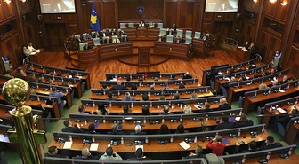 Kosova Meclisi, UÇK komutanlarına verilen Lahey cezasını kınayan bildiriyi kabul etti