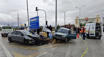 Kütahya Altıntaş'ta iki otomobil çarpıştı, 2 kişi hayatını kaybetti, 3 kişi yaralandı