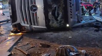 Manavgat'ta TIR dolmuş durağına devrildi, 2 kişi öldü, TIR sürücüsü gözaltına alındı