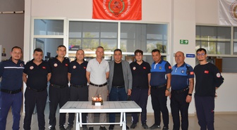Mersin Gülnar'da İtfaiye Haftası etkinliğinde Başkan Yardımcısı Olçum pasta kesti