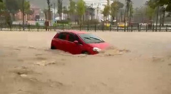 Sakarya'da sağanak hayatı olumsuz etkiledi, Akyazı'da heyelan dere yatağını kapattı