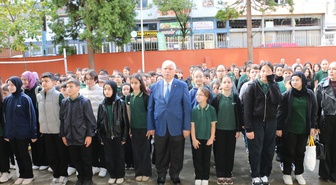 Trabzon Of'ta öğrenciler bayrak töreniyle haftaya başladı, eğitim müdürü tavsiye verdi