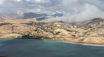 Tunceli Mazgirt'te kırsal alandaki yangın rüzgarın etkisiyle genişledi