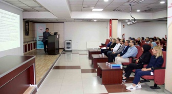 Uzm. Dr. Haydar Ürün, Kayseri Devlet Hastanesi personeline kuduz eğitimi verdi