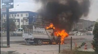 Van İpekyolu'nda alev alan kamyonetteki yangın itfaiye müdahalesiyle söndürüldü