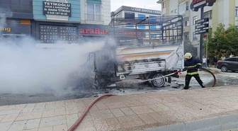Van İpekyolu'nda park halindeki kamyonetin motoru alev aldı, araç hurdaya döndü