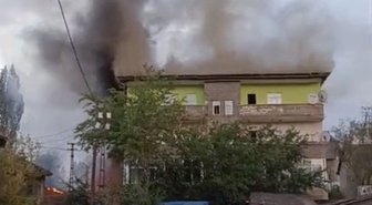 Yüksekova'da apartman deposunda çıkan yangın daireye sıçradı, itfaiye söndürdü