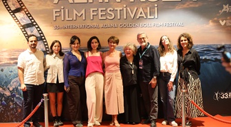 33. Altın Koza'da Ulusal Yarışma iki filmle açıldı, ekipler Adanalılarla buluştu