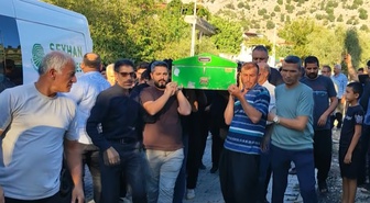 Adana Kozan'da otomobile çarpan motosiklet sürücüsü gözyaşlarıyla toprağa verildi
