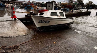 Akçakoca'da şiddetli dalgalar balıkçı barınağında 4 teknenin batmasına neden oldu