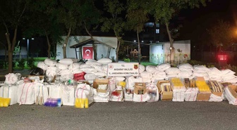 Aksaray'da jandarmanın durdurduğu tırda 5,5 milyon liralık kaçak sigara bulundu