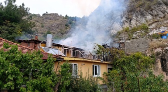 Amasya Kurşunlu Mahallesi'nde 2 katlı evde çıkan yangın itfaiye tarafından söndürüldü