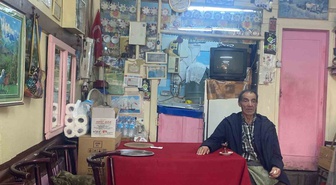 Ankara Kalesi çevresindeki çay ocağını 1961'den beri işleten Cemal Yurtaşan çalışıyor