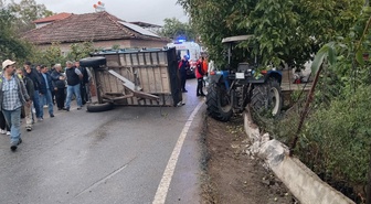 Balıkesir İvrindi'de işçileri taşıyan traktörün römorku devrildi, 23 kişi yaralandı.