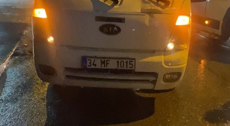 Başakşehir'de kamyonet sürücüsü İETT otobüsünün önünü dakikalarca kapattı