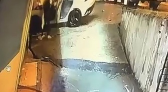 Beylikdüzü'nde işletmeye dalan otomobil alev aldı, sürücüyü vatandaş kurtardı