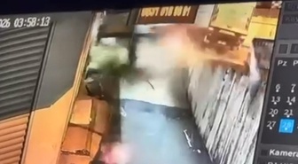Beylikdüzü'nde otomobil iş yerinin duvarına çarptı, sürücü ağır yaralandı