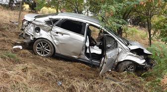 Bilecik-Bozüyük kara yolunda devrilen otomobilde 4 kişi yaralandı