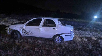 Bilecik Bozüyük'te ehliyetsiz sürücünün otomobili tarlaya savruldu, 3 kişi yaralandı